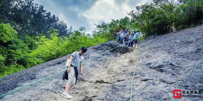 紀龍山徒步、豹子崖探洞團建